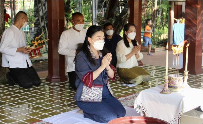 ปลัดกระทรวงวัฒนธรรมนมัสการพระครูปลัด หล้า อมรเมโธ ผู้ช่วยเจ้าอาวาสวัดพระสิงห์วรมหาวิหาร พร้อมหารือแนวทางการดำเนินงานส่งเสริมศิลปวัฒนธรรมจังหวัดเชียงใหม่และเขตภาคเหนือ