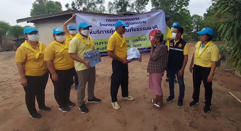 รมว.สุชาติ ห่วงพายุถล่มอุทัย