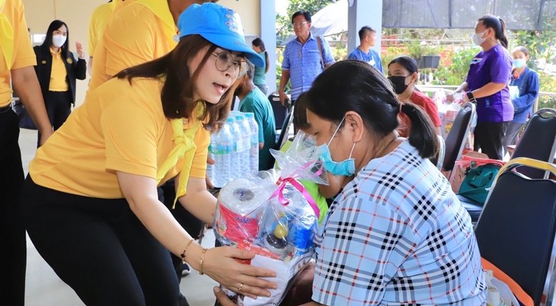 รมว.สุชาติ ห่วงพายุถล่มอุทัย