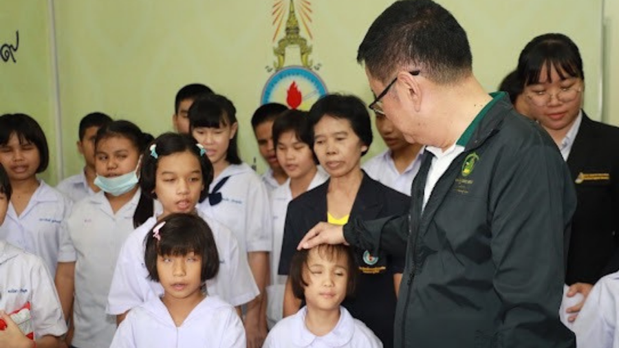 DE Minister visits Khon Kaen to visit a school for the blind to improve the quality of life for people with disabilities.