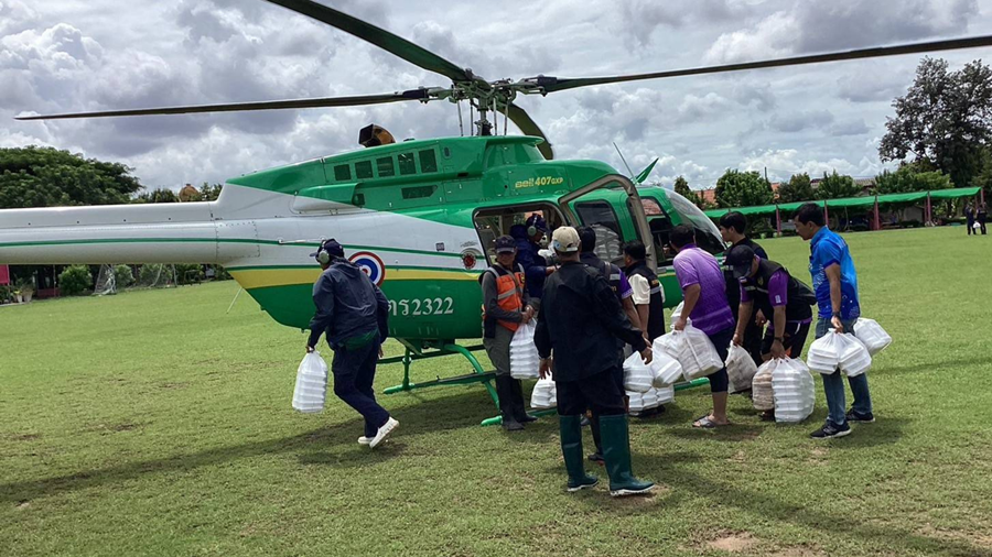 Department of Royal Rainmaking and Agricultural Aviation Helps transport food and drinking water Go to the flooded area