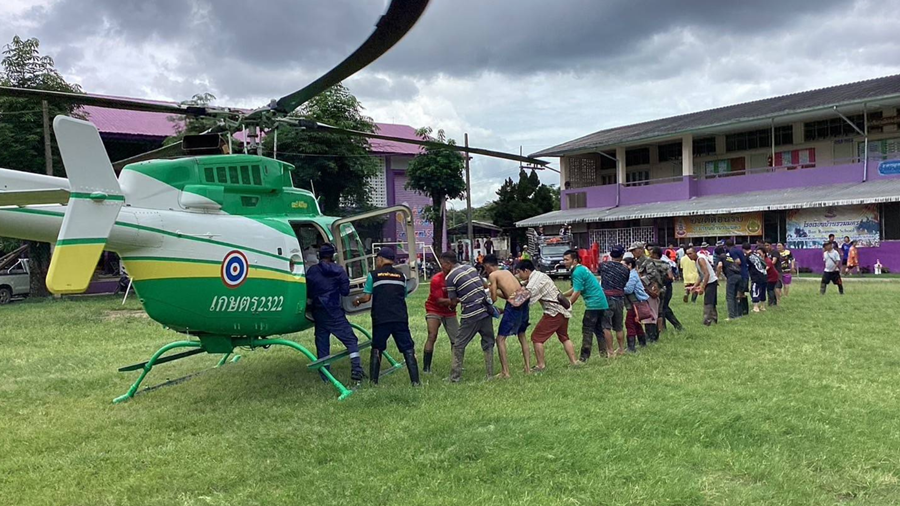 Department of Royal Rainmaking and Agricultural Aviation Helps transport food and drinking water Go to the flooded area