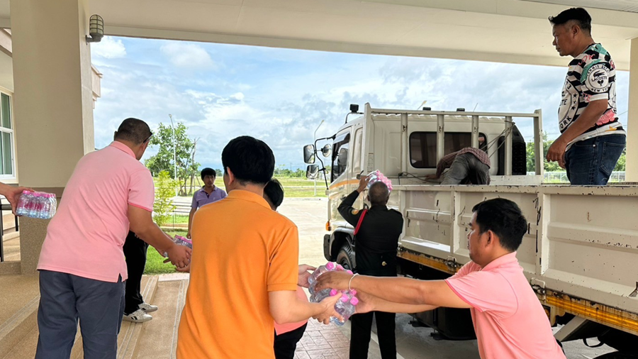 Department of Royal Rainmaking and Agricultural Aviation Helps transport food and drinking water Go to the flooded area