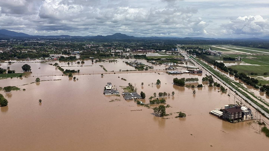 Department of Royal Rainmaking and Agricultural Aviation Helps transport food and drinking water Go to the flooded area