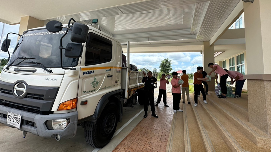 Department of Royal Rainmaking and Agricultural Aviation Helps transport food and drinking water Go to the flooded area