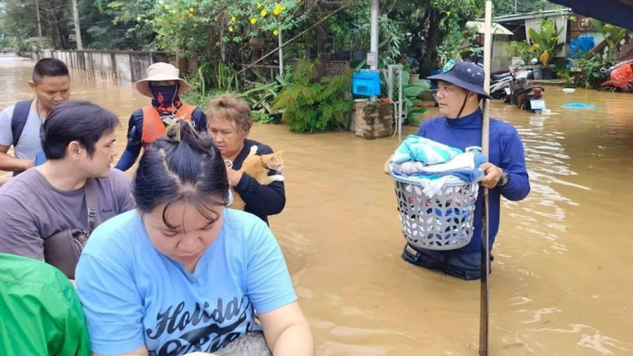 
The Fisheries Department sends a team of 14 fisheries inspection boats to fight flooding in Chiang Rai.