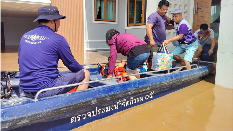 
The Fisheries Department sends a team of 14 fisheries inspection boats to fight flooding in Chiang Rai.