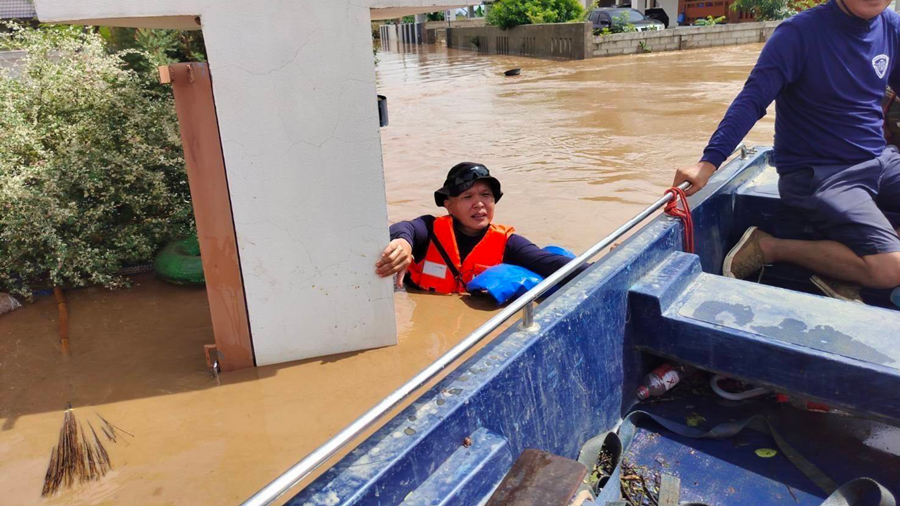 
The Fisheries Department sends a team of 14 fisheries inspection boats to fight flooding in Chiang Rai.