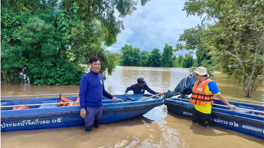 
The Fisheries Department sends a team of 14 fisheries inspection boats to fight flooding in Chiang Rai.