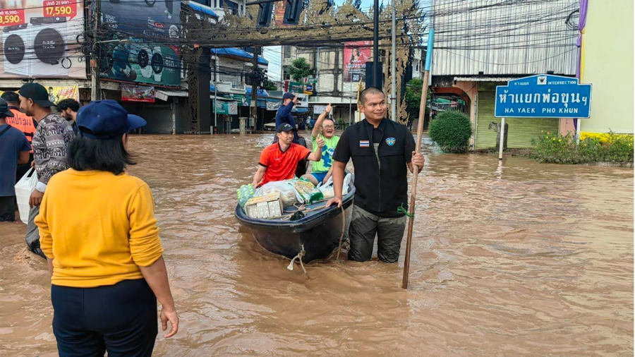 
The Fisheries Department sends a team of 14 fisheries inspection boats to fight flooding in Chiang Rai.