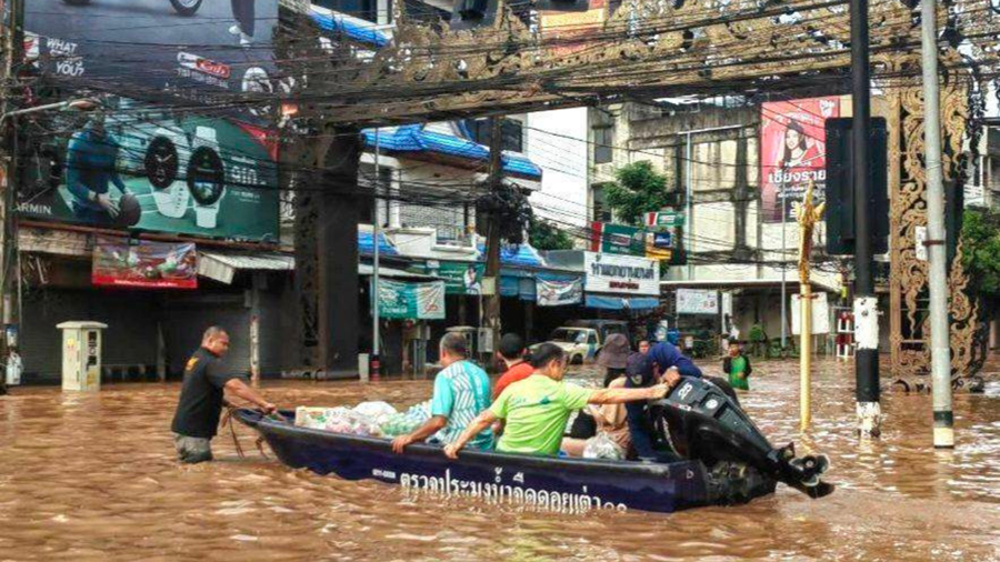 
The Fisheries Department sends a team of 14 fisheries inspection boats to fight flooding in Chiang Rai.