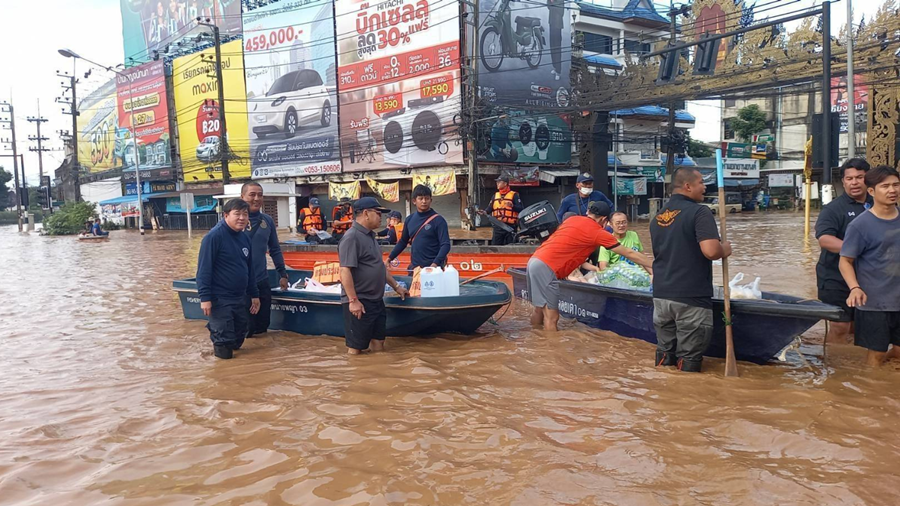 
The Fisheries Department sends a team of 14 fisheries inspection boats to fight flooding in Chiang Rai.